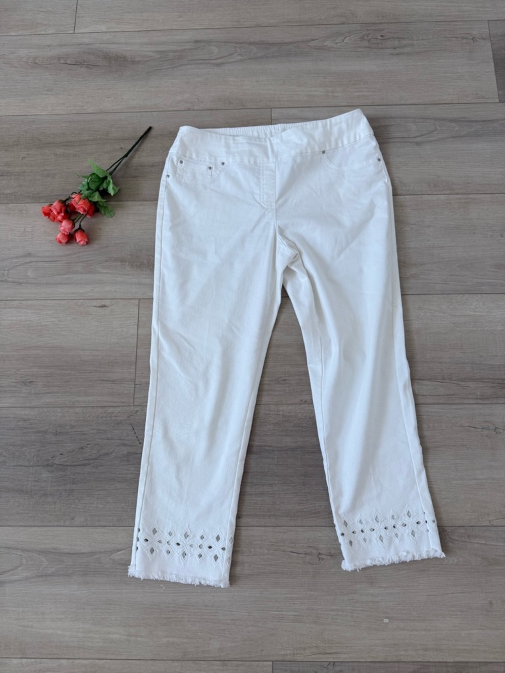 Ruby Rd. Size 12 White Eyelet Hem Casual Crop Pants